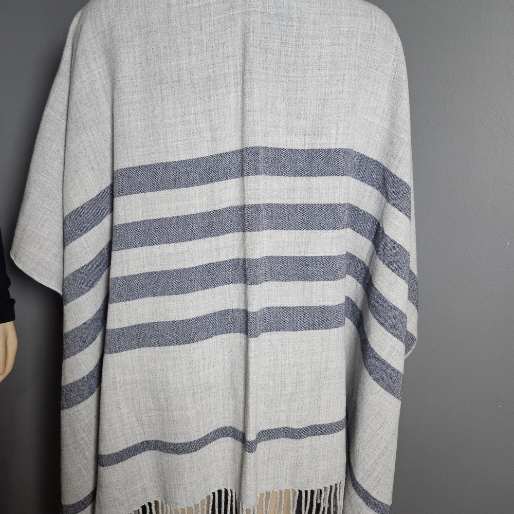 Elegant Gray Women's Sweater with Fringe - Picture 5 of 9
